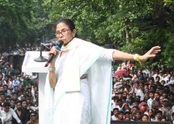బెంగాల్ రాజకీయాల్లో పెను సంచలనం…మమతపై ఎఫ్‌ఐఆర్